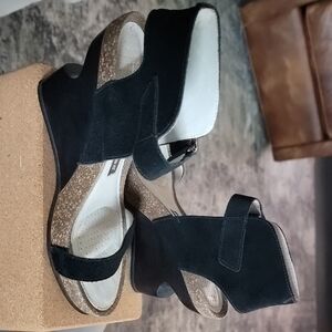 Tsubo Black Wedge Shoes with Modern Design